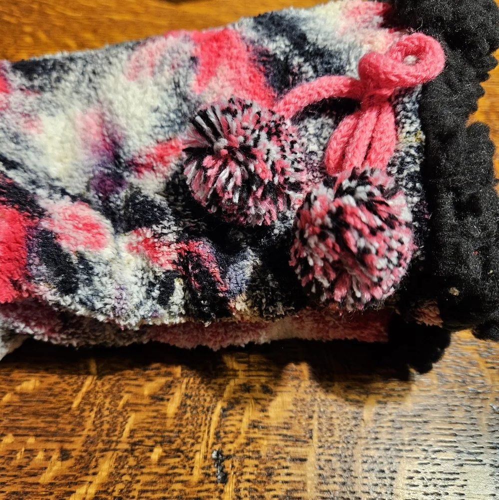 Betsey Johnson Cabin Pom Pom Slipper Socks NWT